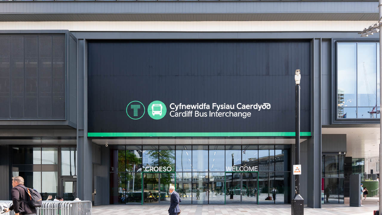 Cyfnewidfa Fysiau Caerdydd | Cardiff Bus Interchange