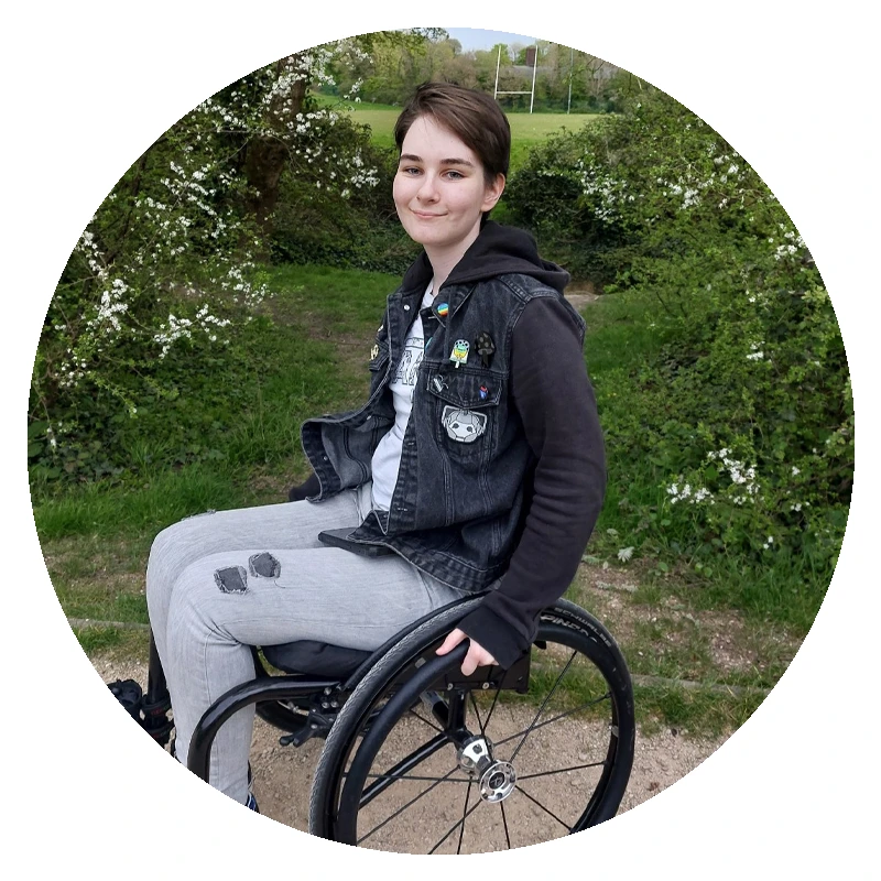 Alex, aelod o banel hygyrchedd Trafnidiaeth Cymru