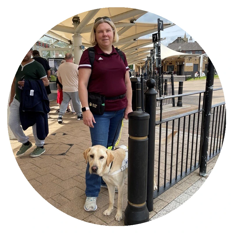 Emily Nash, aelod o banel hygyrchedd Trafnidiaeth Cymru