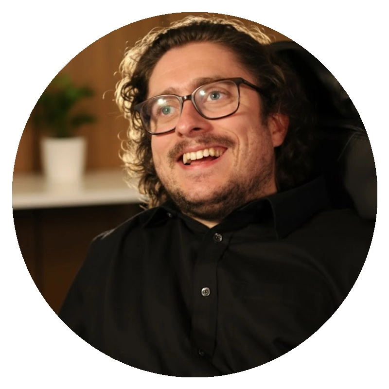 Joshua Reeves, aelod o banel hygyrchedd Trafnidiaeth Cymru