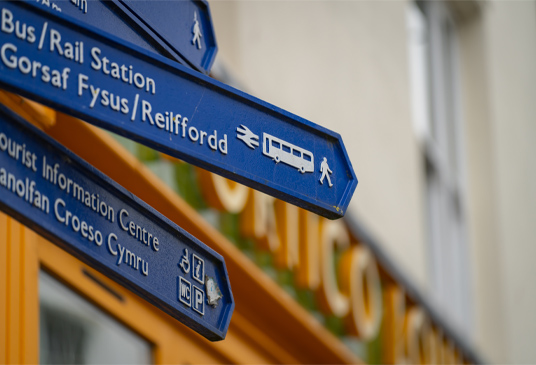 Arwyddion dwyieithog glas mewn tref | Blue bilingual signs in a town