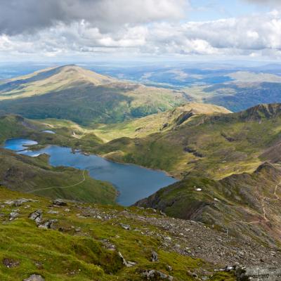 10 lle gorau i ymweld â yng Nghymru: cyrchfannau teithio Cymreig