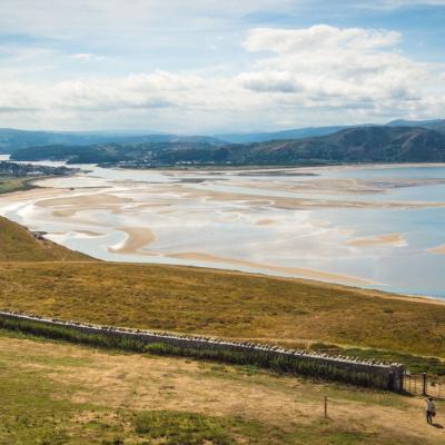 Traethau cynhesaf Cymru i ymweld â yn yr hydref