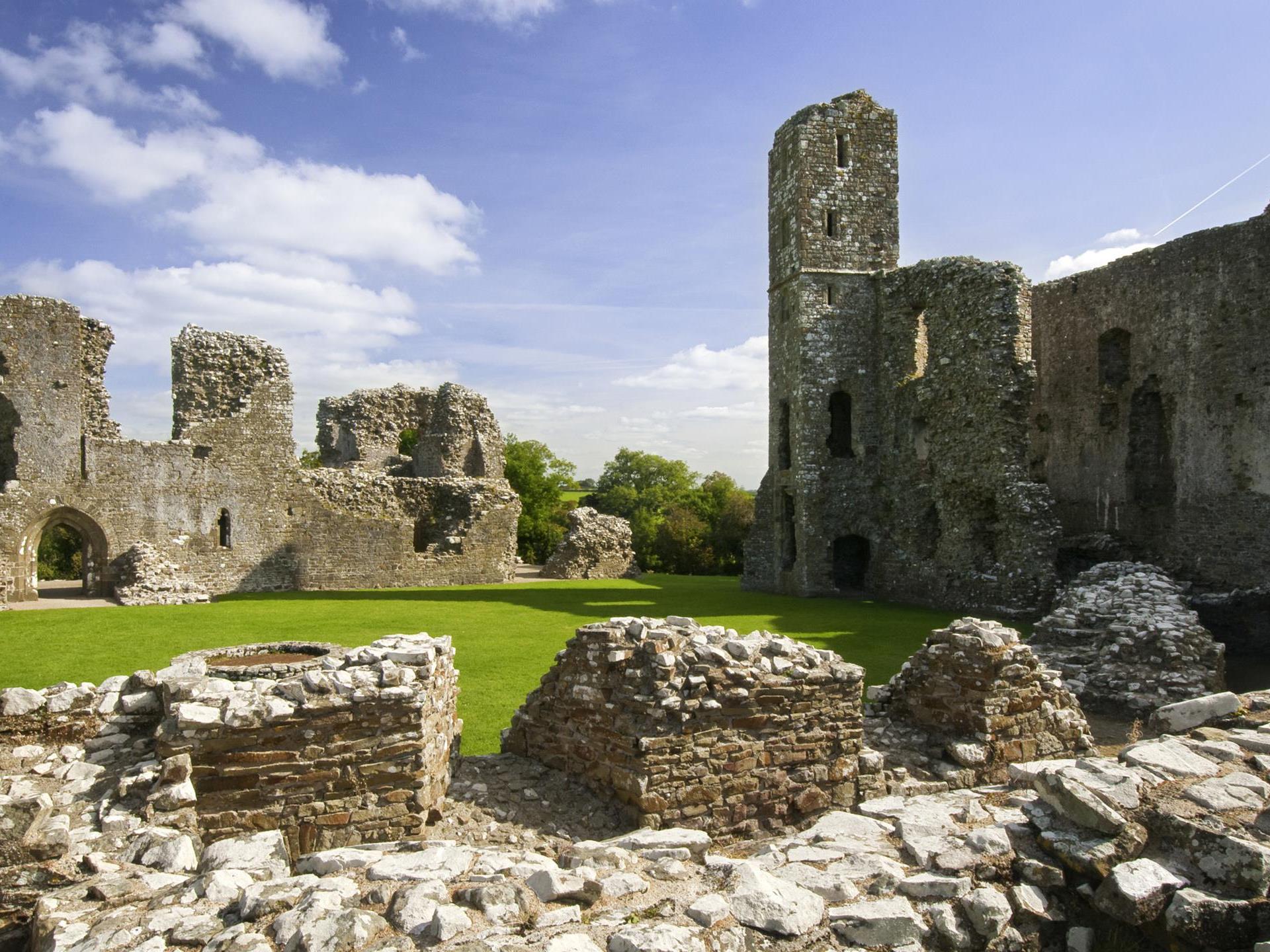 Castell Llanhuadain (Cadw)